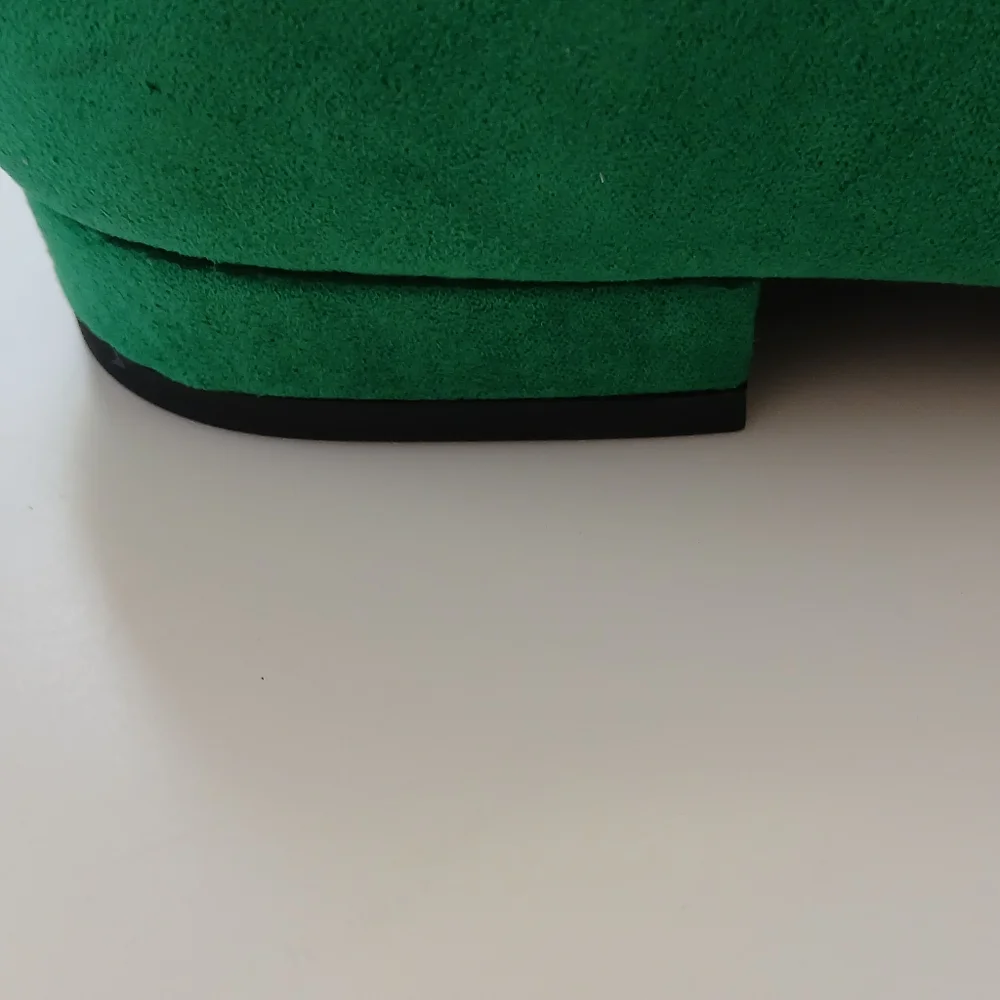 NWOT Elegant Green Faux Suede Women's Shoes with Gold-tone Embellished Buckle - Picture 4 of 8